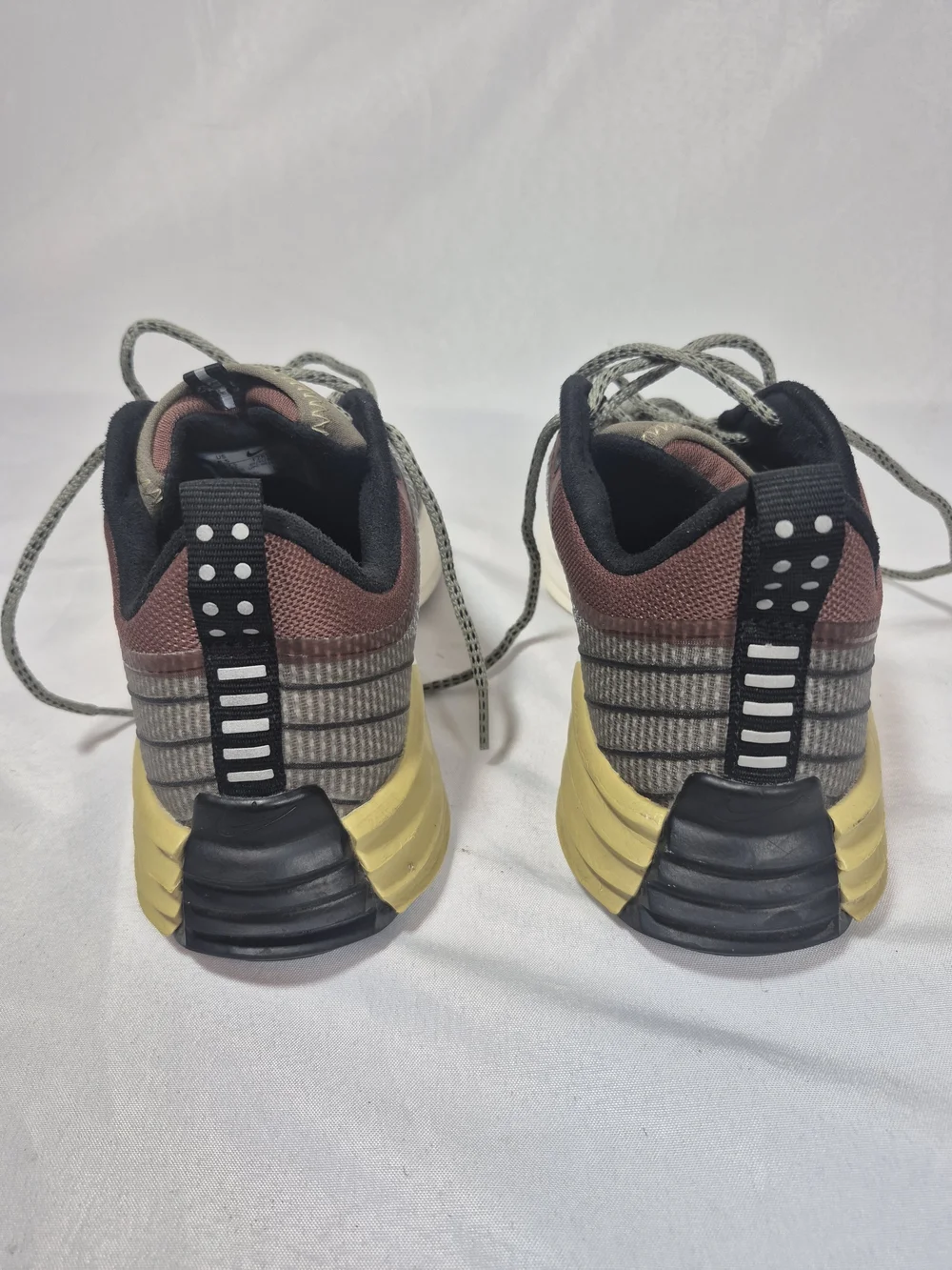 Nike Men Lunar Roam SE ’s Gray, Olive & Yellow Sneakers